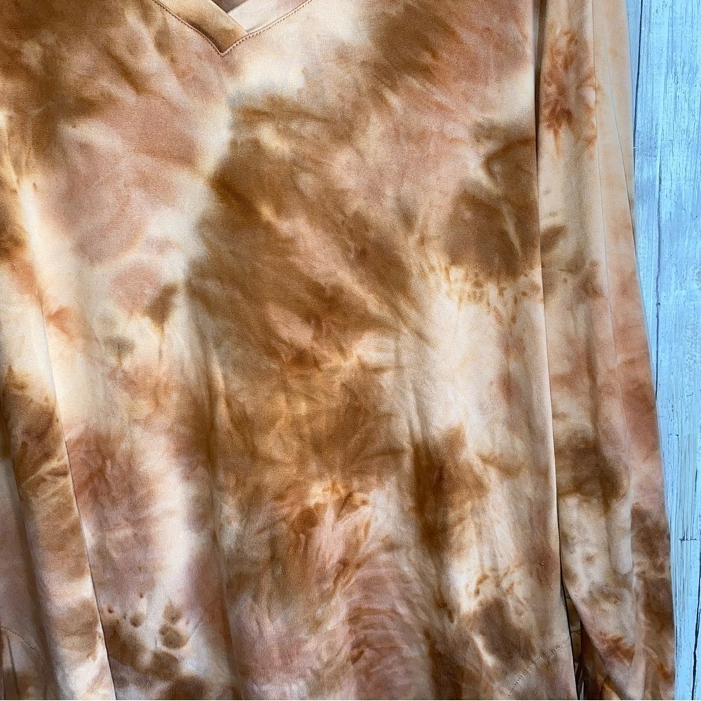 LOGO Lounge Brushed Tie Dye V Neck - Picture 3 of 7